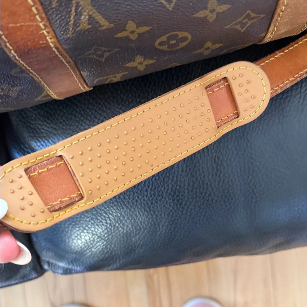 Vintage Louis Vuitton duffle bag with strap. Size 50 - Picture 9 of 14